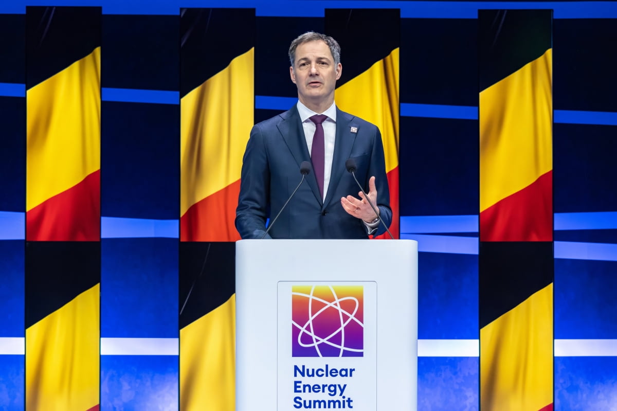알렉산더 드 크루 벨기에 총리가 지난 21일(현지시간) 벨기에 브뤼셀에서 열린 원자력에너지 정상회의에서 연설하고 있다. /신화통신