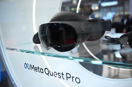 메타, VR 헤드셋 퀘스트 OS 개방..."기술 생태계 선점"