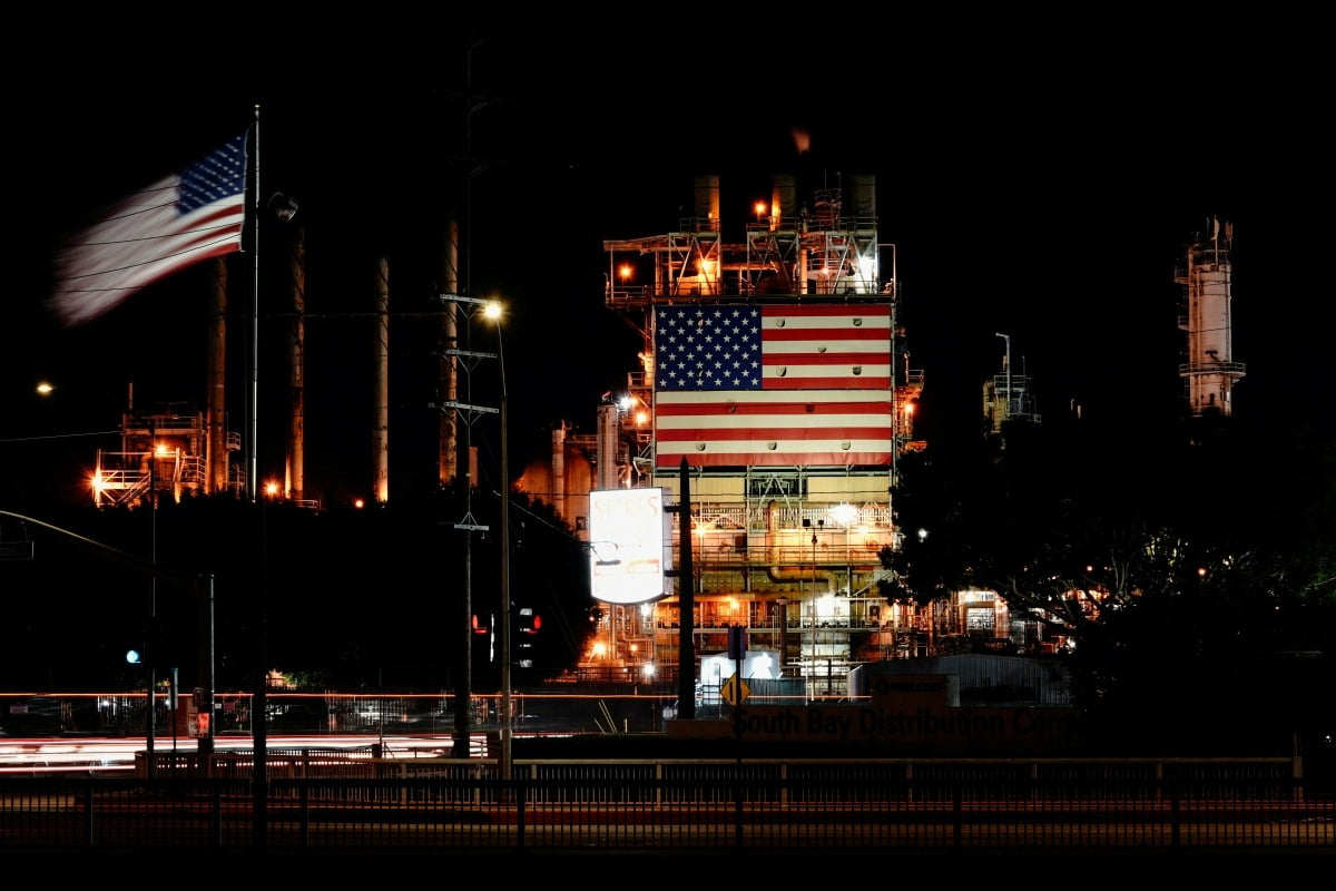 지난 3월 미국 캘리포니아주 카슨에 있는 마라톤페트롤리엄의 로스앤젤레스 정유공장에 미국 국기가 걸려 있다. 로이터