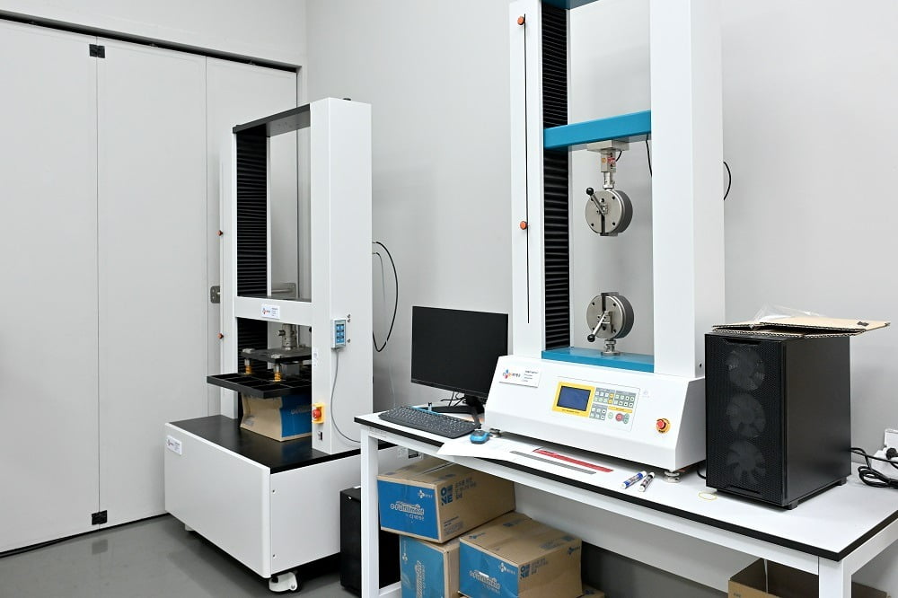 만능재료시험기(UTM : Universal Testing Machine) 다양한 재료들의 물적(인장, 인열강도 등) 성능 측정
