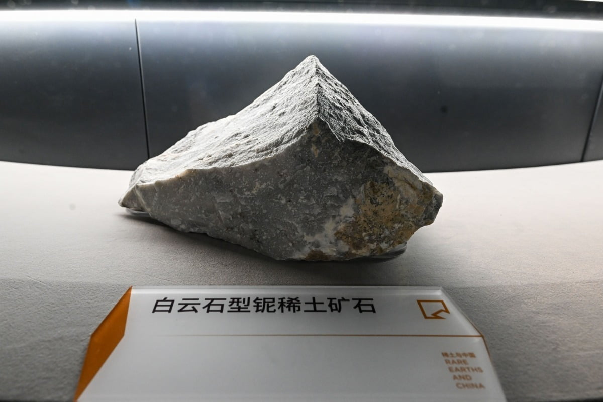 지난달 10일 중국 내몽고 자치구 바오터우에 있는 희토류박물관에 희토류 조각이 전시돼있다. 중국은 세계 최대 희토류 생산국이다. 신화통신