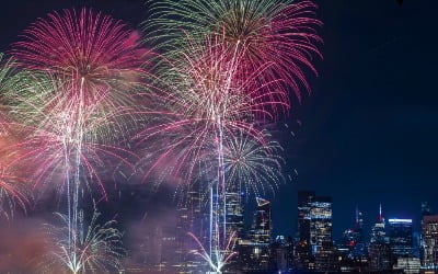 [포토] 맨해튼 하늘 수놓은 美 독립기념일 축하 불꽃